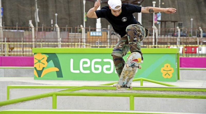 La tabla y el skate amarillos de Harold y el truco evocativo de Ángelo Caro / Por Ricardo Musse