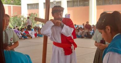 Via Crucis en la I.E. INIF Nº 48 de Sullana.