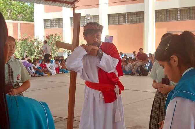 Via Crucis en la I.E. INIF Nº 48 de Sullana.