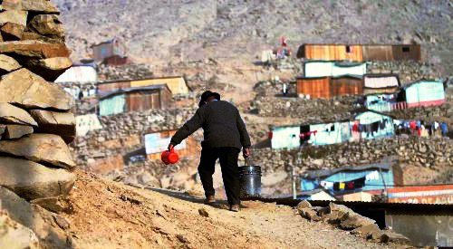 Comunidad y familia: agentes educativos en crisis / Carlos Varas Príncipe